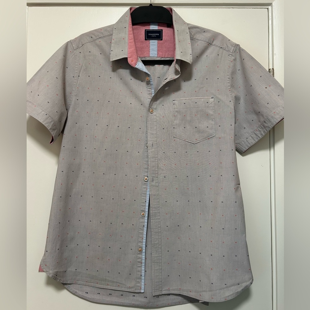 7 Diamonds Light Gray Short Sleeve Shirt with Red Accents